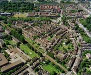 842933 Luchtfoto van de wijken Sterrenwijk en Abstede te Utrecht, vanuit het noordoosten. Links op de voorgrond een ...